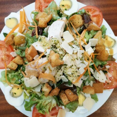 Salade repas - brasserie proche Peyrou